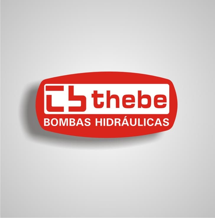imagem da logo THEBE em vermelho e branco fundo em branco